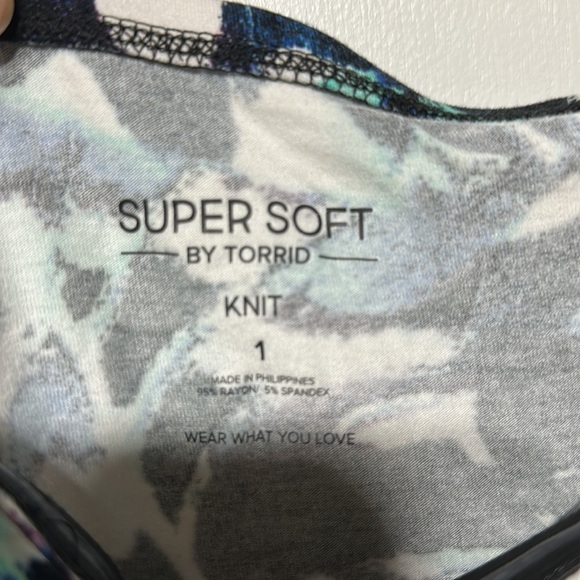 Torrid soft off the shoulder shirt - Picture 3 of 3